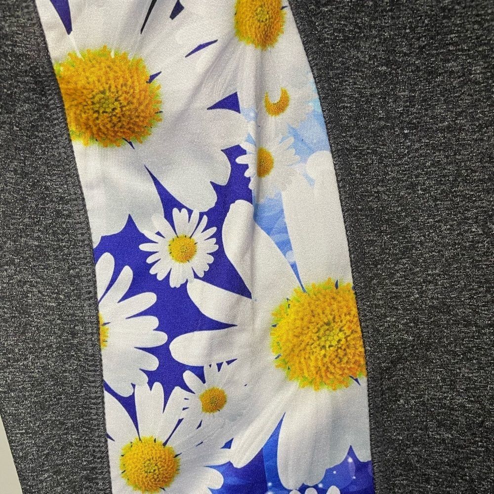 Lularoe Jade Workout Capris Daisy Patterned - Picture 8 of 11